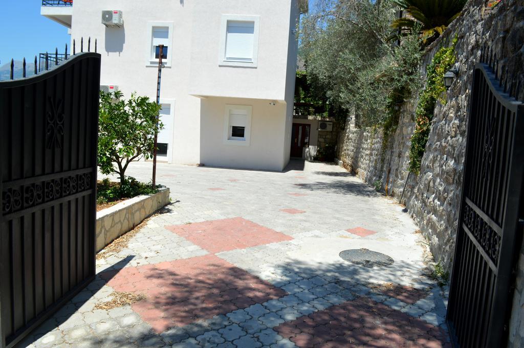 Apartments Mm Sveti Stefan Bagian luar foto