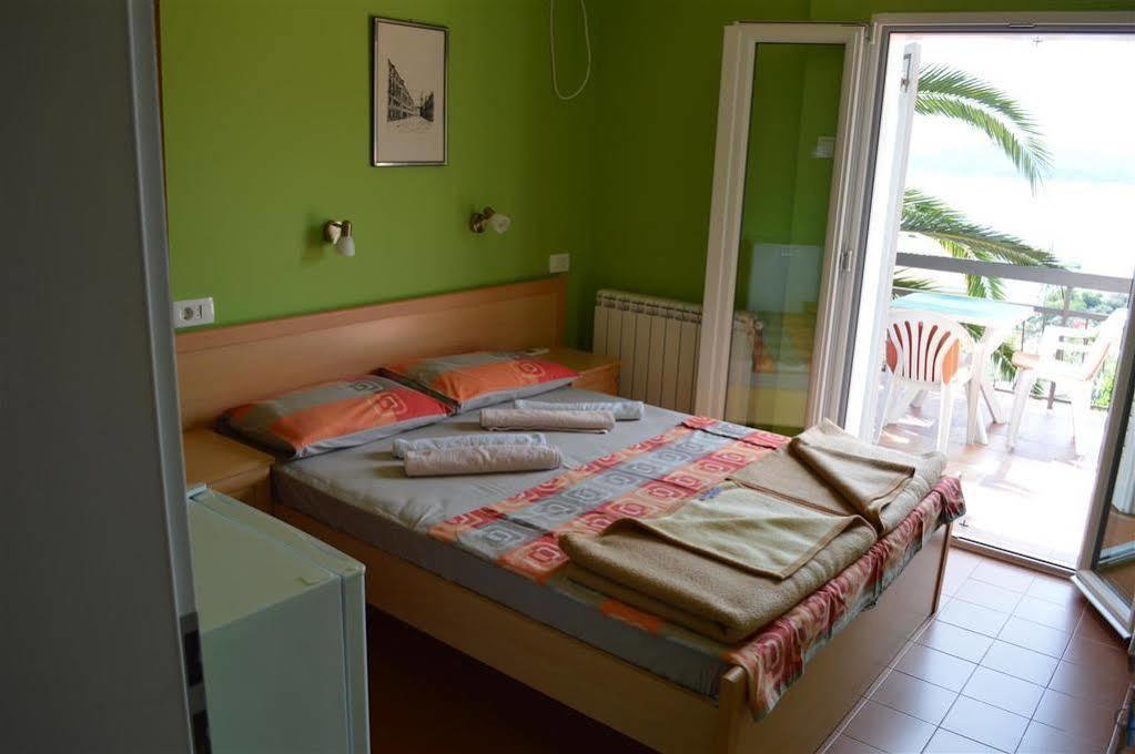 Apartments Mm Sveti Stefan Bagian luar foto
